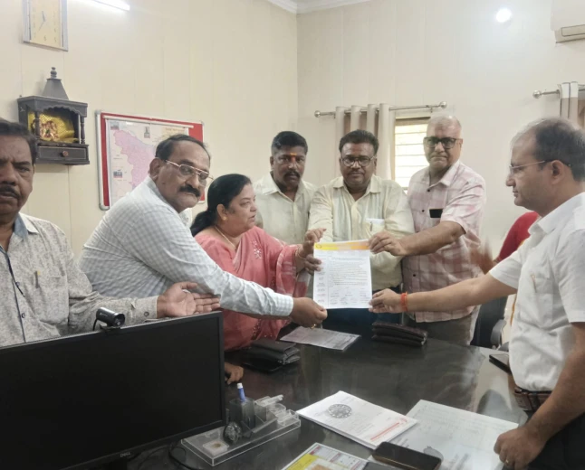Farrukhabad News :  बिजली बिलों पर 10% ईंधन अधिभार बढ़ोतरी के विरोध में व्यापारियों ने सौंपा ज्ञापन