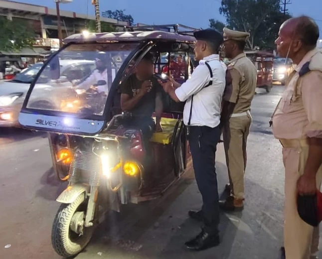 एटा में यातायात पुलिस का सघन चेकिंग अभियान, 263 वाहनों के चालान