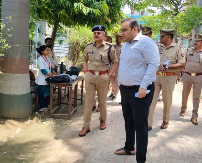 Kasganj news जिलाधिकारी प्रणय सिंह एवं पुलिस अधीक्षक ओम प्रकाश सिंह ने पुलिस आरक्षी भर्ती परीक्षा केंद्रों का किया निरीक्षण।