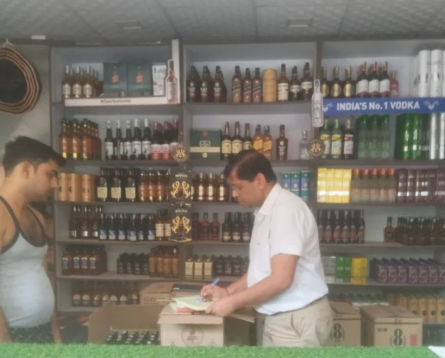 अवैध शराब के खिलाफ आबकारी विभाग का बड़ा अभियान, कई दुकानों पर औचक छापेमारी