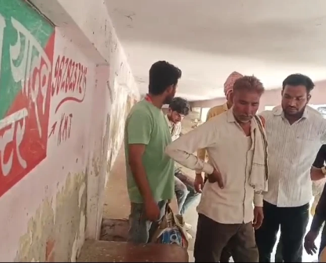 चलती बाइक से गिरकर महिला की दर्दनाक मौत, बेटे के साथ दवा लेने जा रही थी कायमगंज