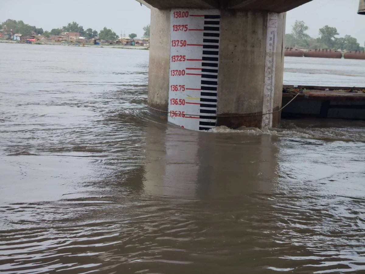 गंगा का बढ़ता जलस्तर, पांचाल घाट से पंडों ने सुरक्षित स्थानों पर पहुंचाया सामान