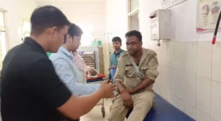 Kasganj news लकड़ी माफियाओं की गुंडई- अबैध पेड़ों के कटान पर गए वन कर्मी (बीट प्रभारी) को बंधक बनाकर पीटा, आगरा रेफर 