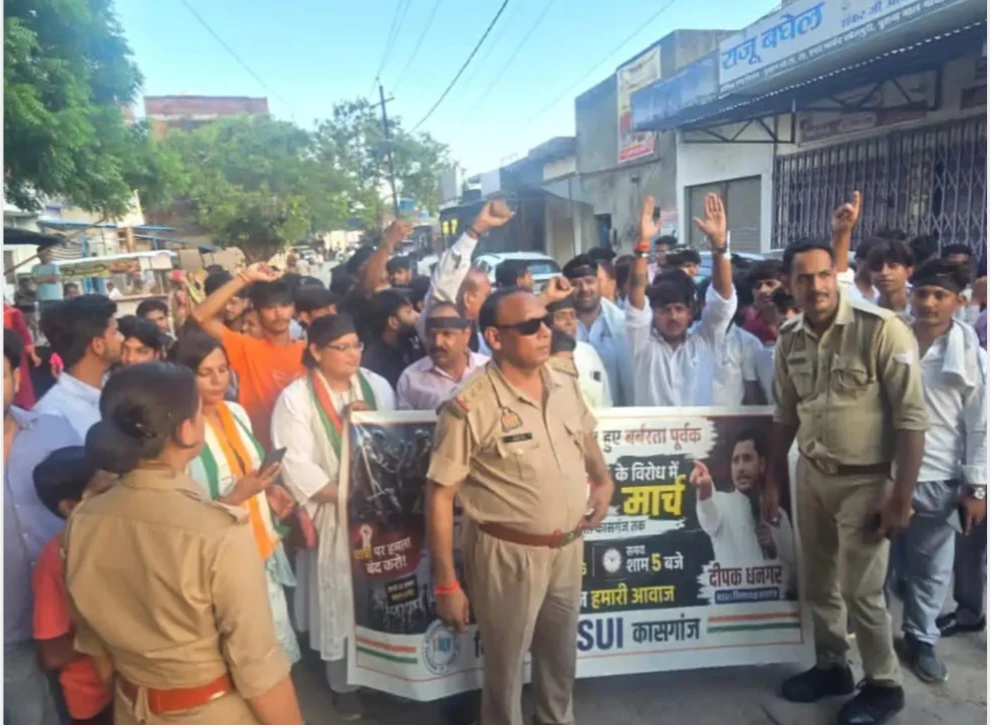 Kasganj news छात्रों पर लाठीचार्ज, राहुल गांधी की हिरासत के विरोध में हथकड़ी पहनकर निकले जिलाध्यक्ष, एनएसयूआई का प्रदर्शन 