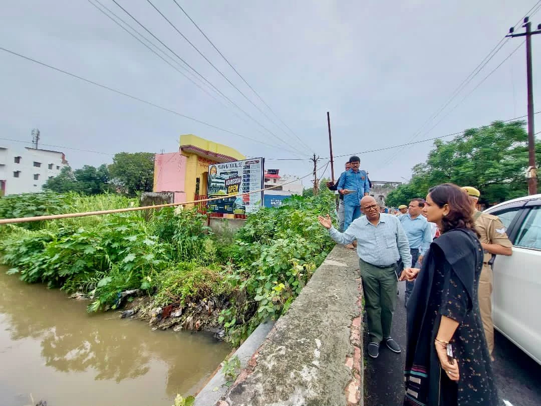 डीएम ने नालों, एसटीपी और गौशाला का किया निरीक्षण, लापरवाही पर सख्त चेतावनी