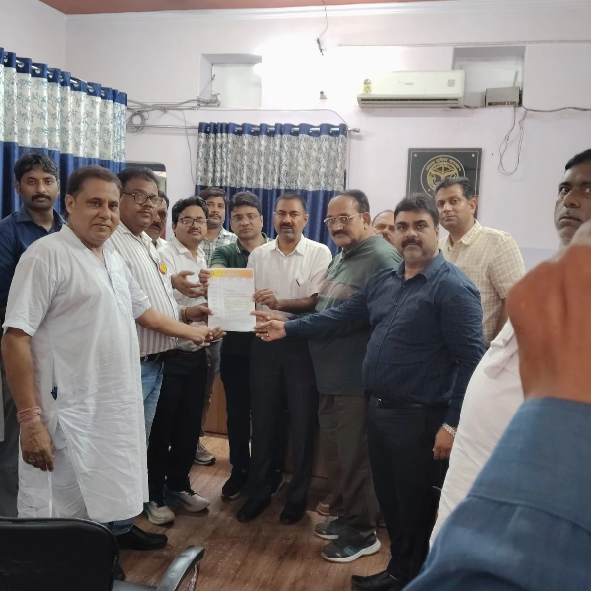 प्रदेश अध्यक्ष लोकेश अग्रवाल के आह्वान पर फर्रुखाबाद में व्यापारियों का शक्ति प्रदर्शन, डिप्टी कमिश्नर राज्यकर को सौंपा मांगपत्र।