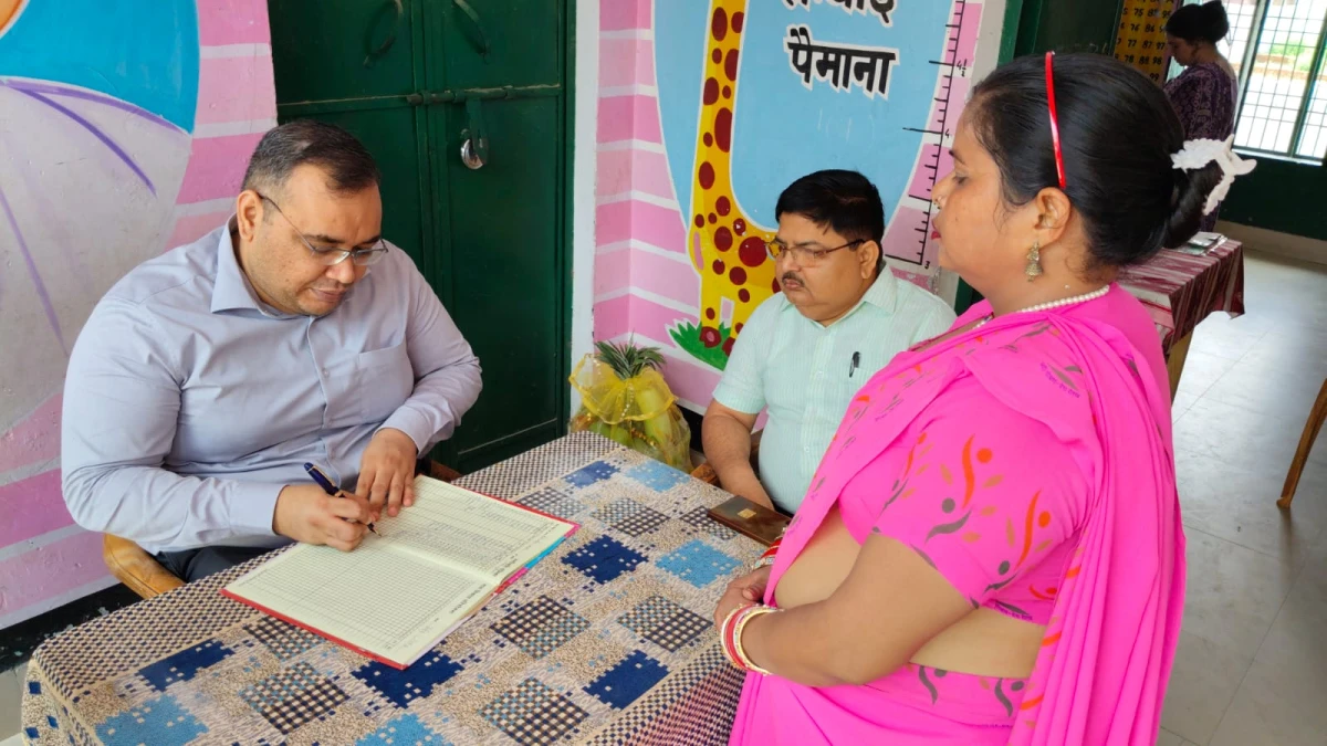 Kasganj news आंगनबाड़ी केंद्र का जिलाधिकारी ने किया स्थलीय निरीक्षण।