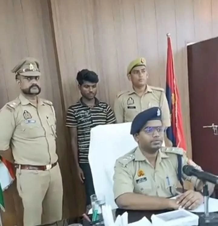 फर्रुखाबाद में रोडवेज बस में महिला का बैग काटकर जेवर और नकदी उड़ाने वाला शातिर गिरफ्तार, दो साथी फरार