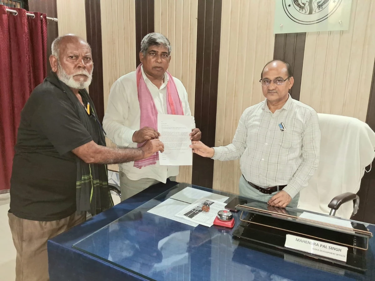 Kasganj news गंगा कटान एवं संभावित बाढ़ से बचाव हेतु मनरेगा बांध की मरम्मत और ऊंचाई बढ़ाने की मांग, बीडीओ गंजडुंडवारा को सौंपा ज्ञापन