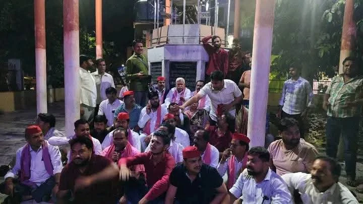 दिल्ली में अखिलेश यादव की हिरासत के विरोध में फर्रुखाबाद में सपा का धरना-प्रदर्शन