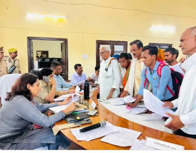 संपूर्ण समाधान दिवस में उमड़ी फरियादियों की भीड़, 79 शिकायतें दर्ज; मौके पर सिर्फ दो  हुआ निस्तारण
