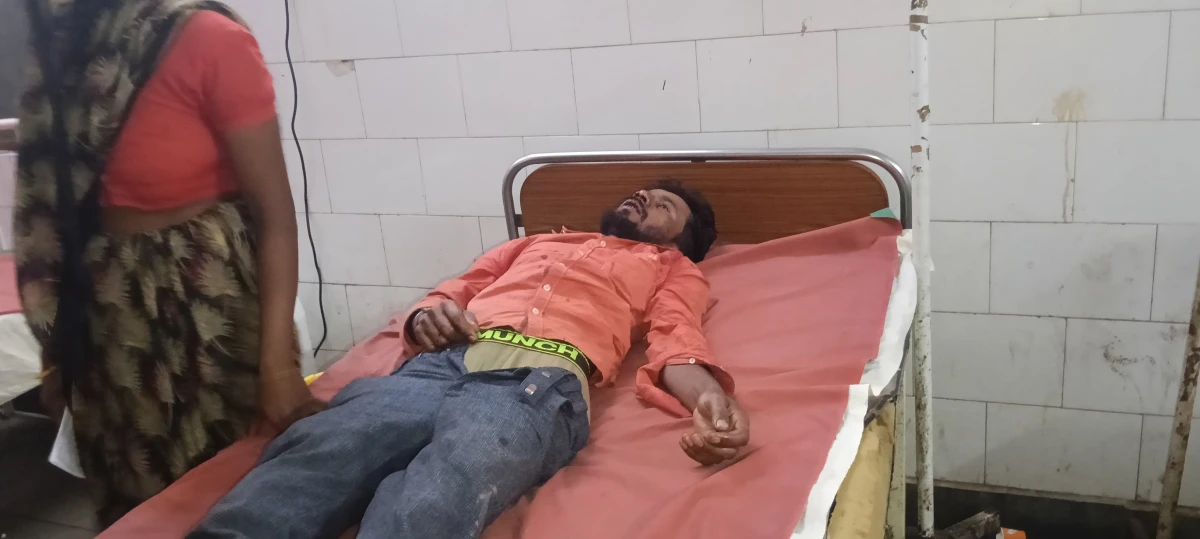 बाजार में दबंगई का तांडव! युवक को दौड़ा-दौड़ाकर पीटा, पुलिस पर कार्रवाई न करने का आरोप