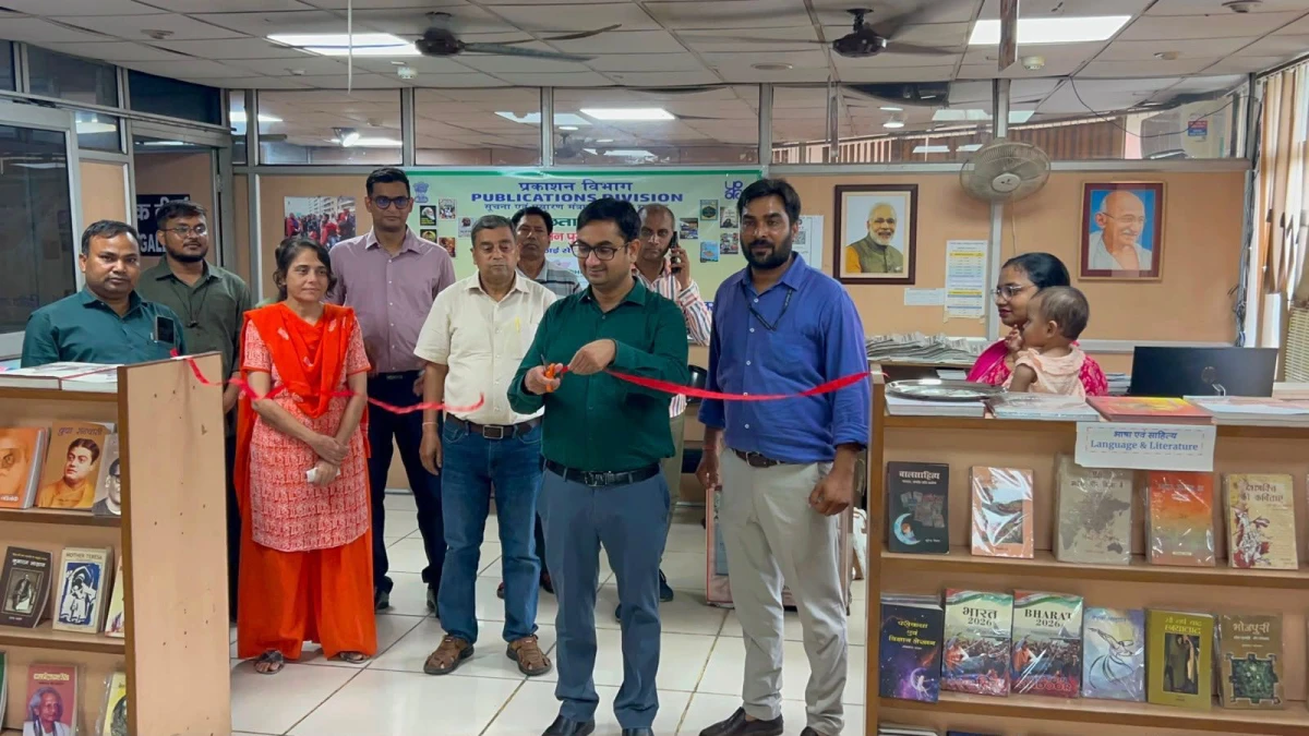 प्रकाशन विभाग द्वारा लखनऊ में प्री-मॉनसून पुस्तक प्रदर्शनी का शुभारंभ, पुस्तकों पर 90% तक की विशेष छूट