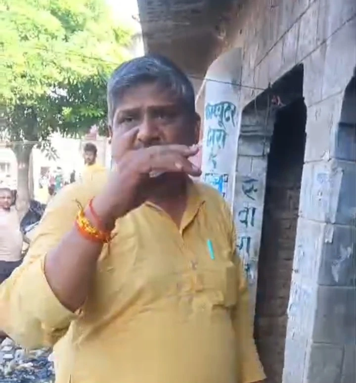 भाजपा नेता की दबंगई एक दर्जन से ज़्यादा गुंडों के बल पर अवैध कब्ज़ा करने का प्रयास दुकानों के ताले तोड़ने व जान से मारने की दी धमकी