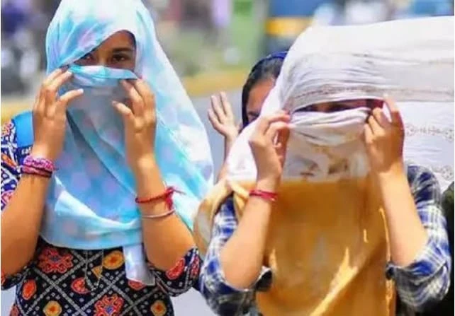 बारिश के बाद निकली चिलचिलाती धूप ने बढ़ाई उमस, गर्मी से दिनभर बेहाल रहे लोग