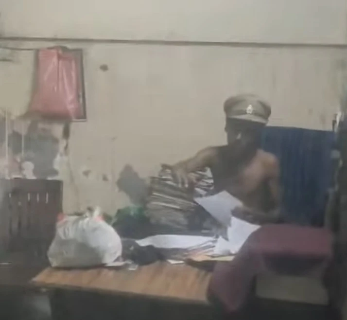 दरोगा की टोपी पहन शराबी बना चौकी इंचार्ज, सरकारी फाइलें खंगालीं, पुलिस चौकी में मचाया उत्पात
