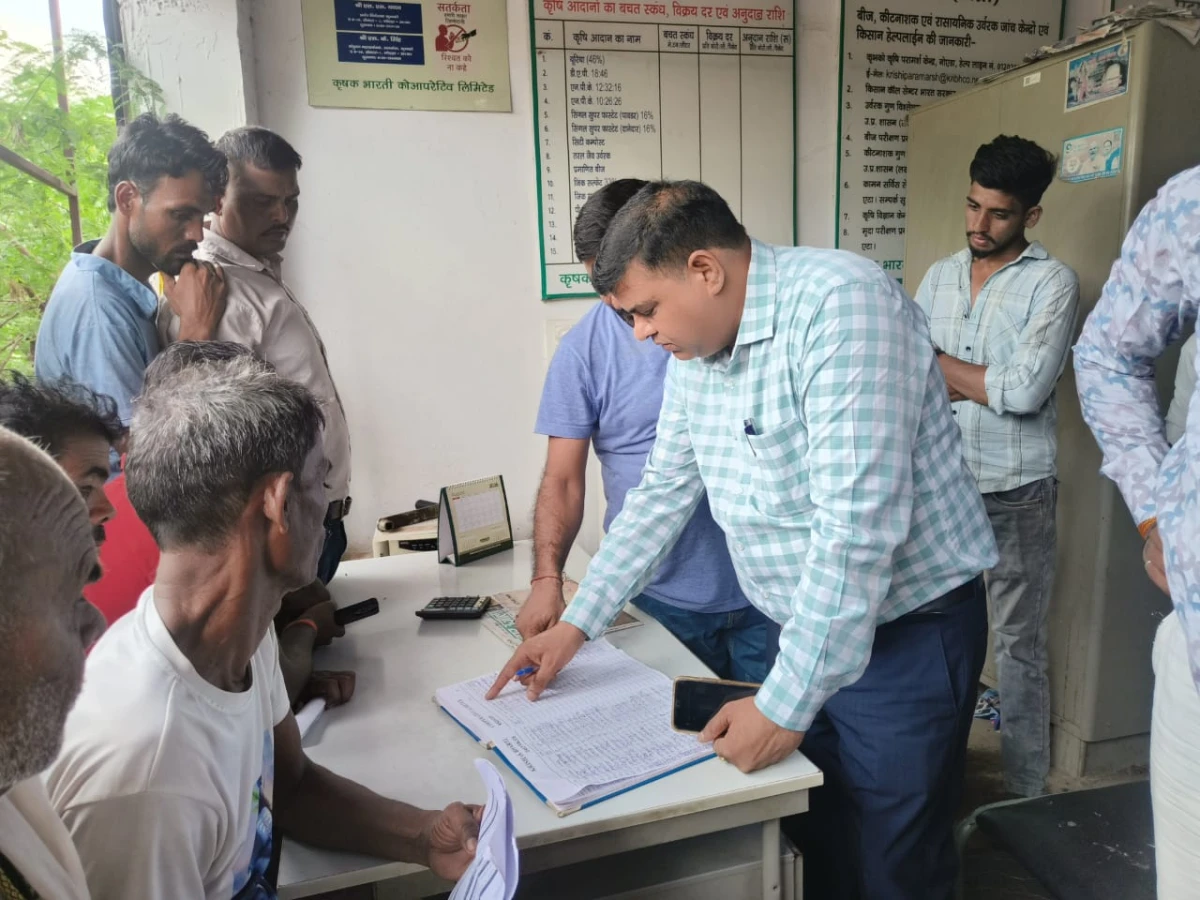 डीएम अरविन्द सिंह के निर्देश पर उर्वरक विक्रय केंद्रों का सघन निरीक्षण, किसानों को निर्धारित मूल्य पर खाद उपलब्ध कराने के निर्देश