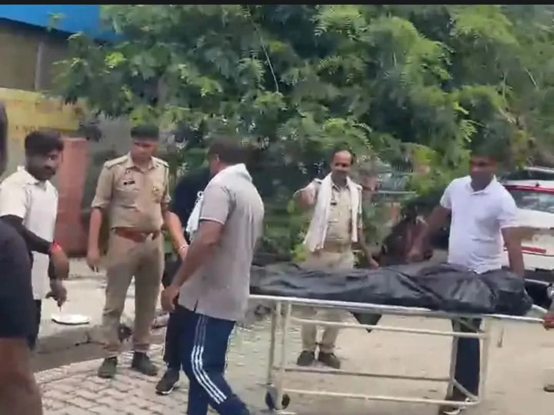 काशी से लौट रहा था परिवार, हाईवे पर बरसी गोलियां! फर्रुखाबाद में रियल एस्टेट कारोबारी की दिनदहाड़े हत्या से सनसनी, जमीन विवाद पर टिकी जांच 