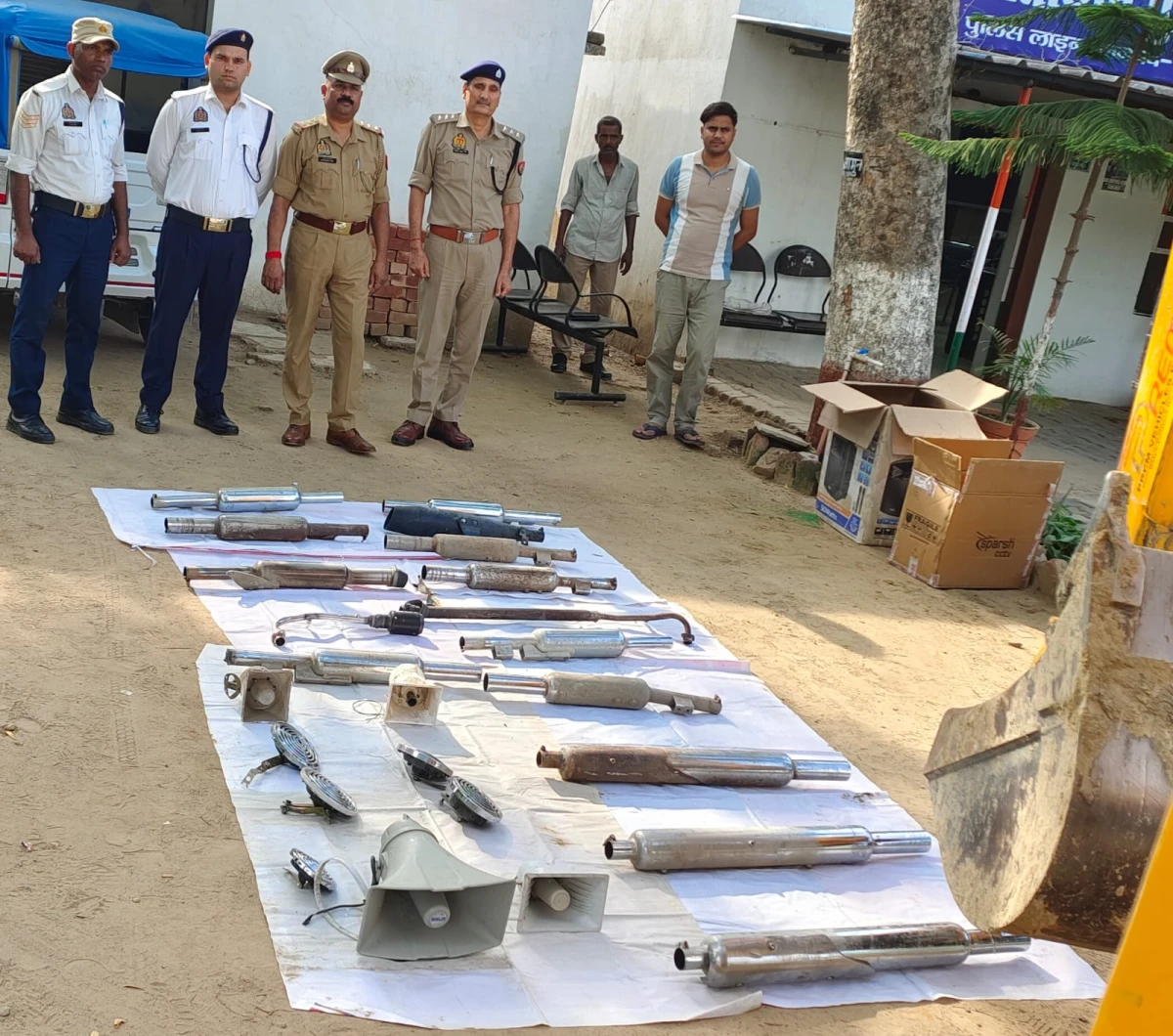 वीआईपी कल्चर और ध्वनि प्रदूषण के खिलाफ कार्रवाई, बुलडोजर से नष्ट किए गए साइलेंसर और हूटर