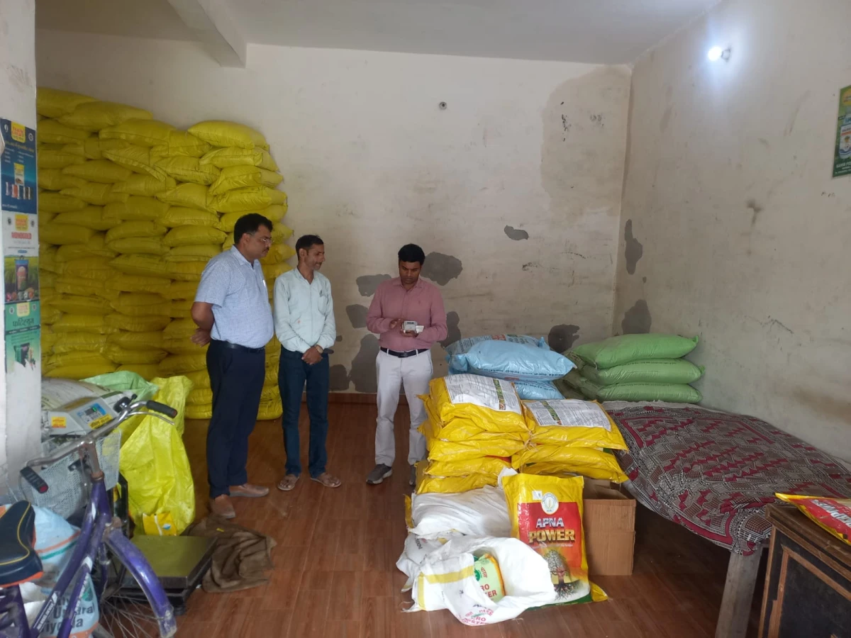 उर्वरक विक्रेताओं पर जिला प्रशासन की बड़ी कार्रवाई: 5 को कारण बताओ नोटिस, 3 लाइसेंस निलंबित