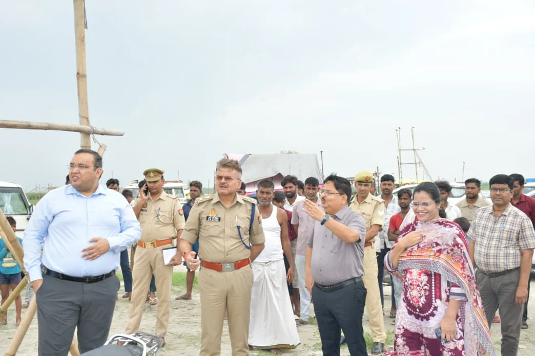 Kasganj news डीएम व एसपी द्वारा की गई कावंड़ यात्रा की तैयारियों की समीक्षा एवं कांवड़ रूट मार्ग घाटों का भ्रमण कर सुरक्षा व्यवस्थाओं का लिया जायजा, 