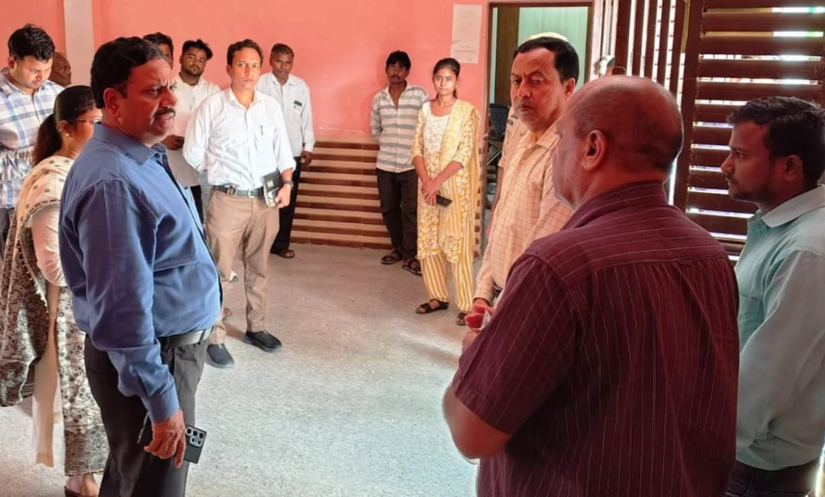 फॉर्मर रजिस्ट्री में लापरवाही पर गाज: खराब प्रगति पर लेखपाल को प्रतिकूल प्रविष्टि, अधिकारियों की निगरानी पर उठे सवाल