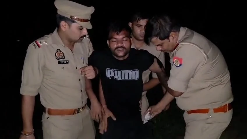 Etah News : पुलिस मुठभेड़ में लुटेरा पैर में गोली लगने से घायल, अवैध तमंचा, चोरी की बाइक व लूट का सामान बरामद