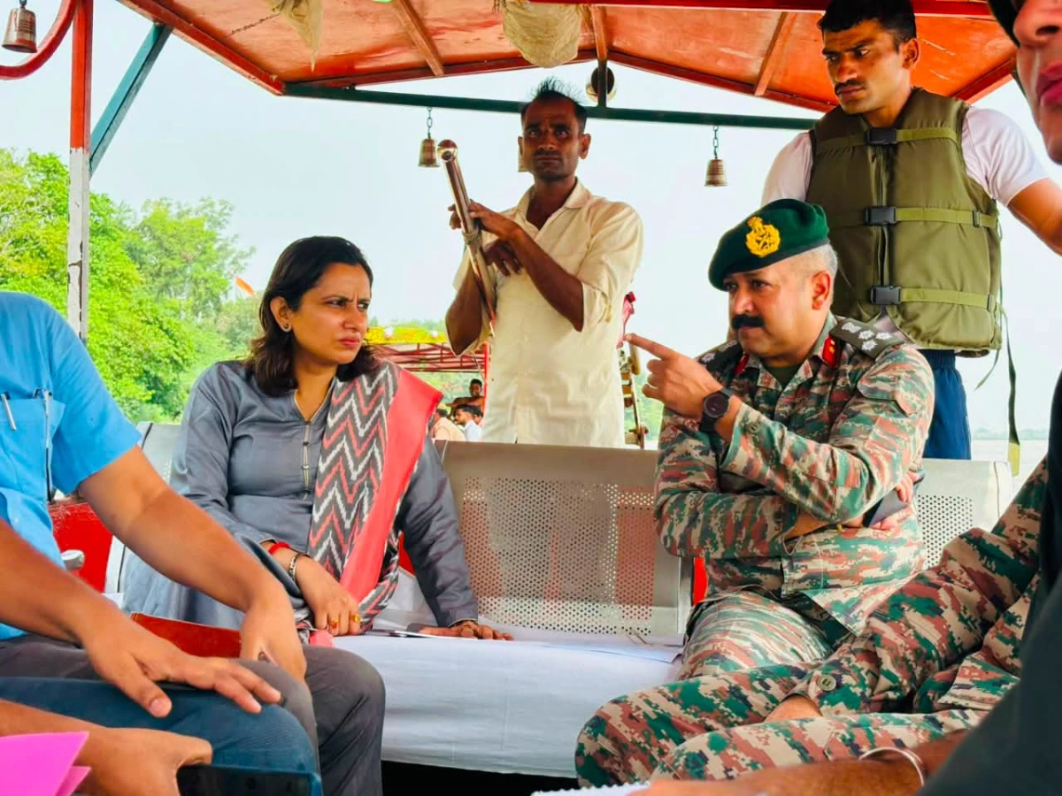 गंगा के बढ़ते जलस्तर पर प्रशासन सतर्क: डीएम डॉ. अंकुर लाठर और ब्रिगेडियर मनीष जैन ने मोटरबोट से किया किला घाट-रानी घाट का निरीक्षण