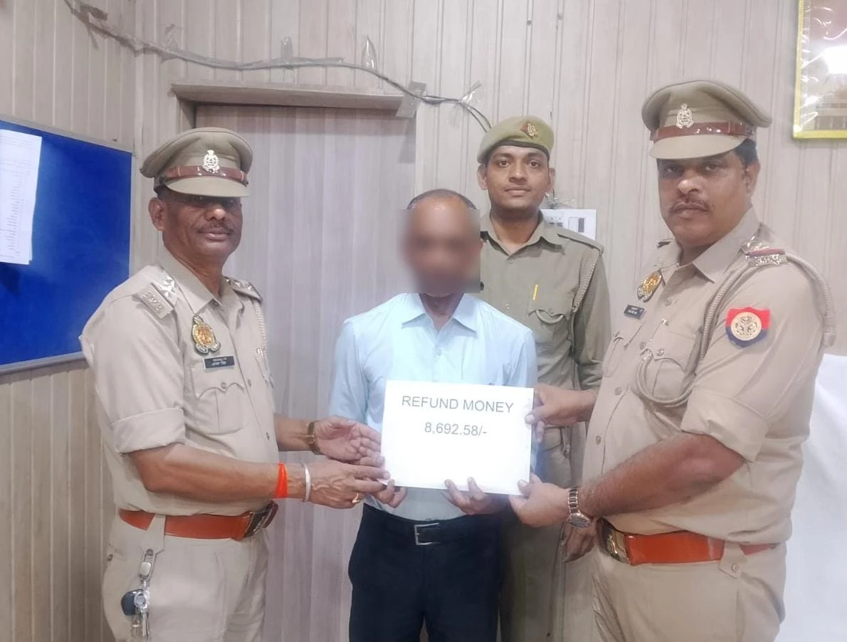 एटा पुलिस ने साइबर क्राइम टीम द्वारा 8,692.58 रुपए की  धनराशि पीड़ित के खाते में कराई गई वापस