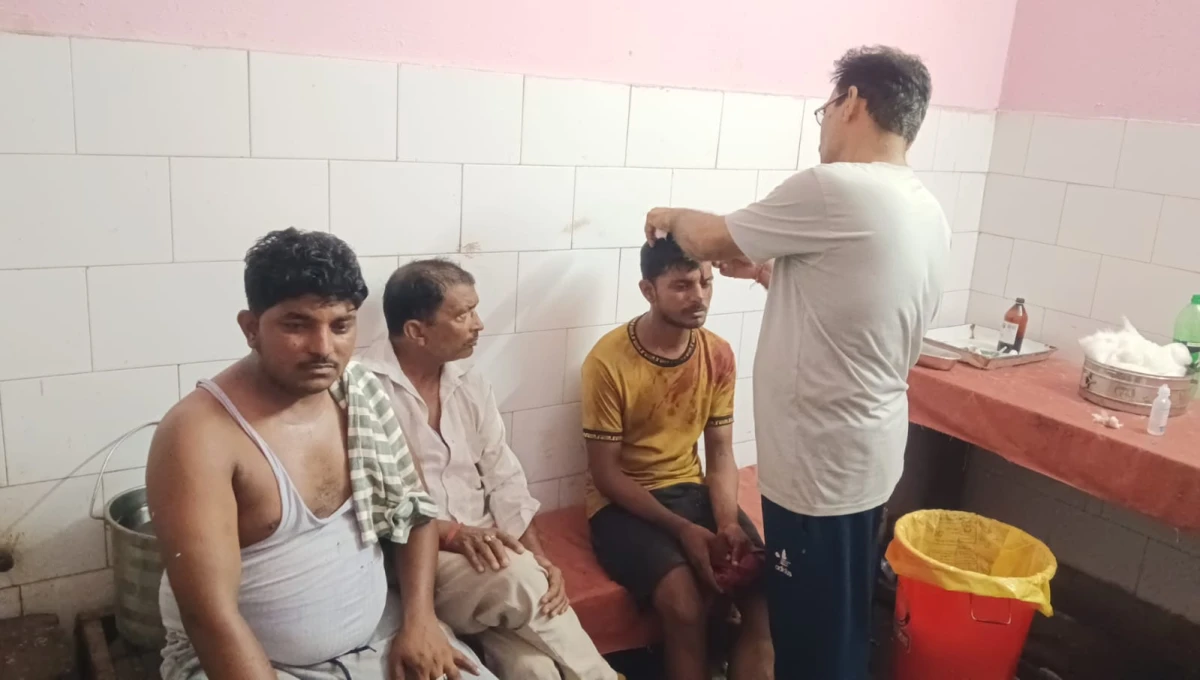 मोबाइल ग्राहक को लेकर खूनी बवाल! दो दुकानदार भिड़े, व्यापार मंडल जिला अध्यक्ष समेत चार घायल