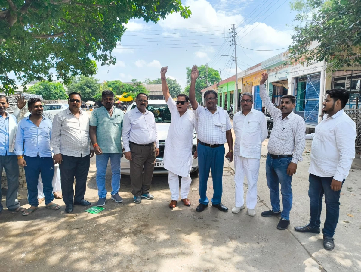 बढ़ती महंगाई के विरोध में उद्योग व्यापार प्रतिनिधि मंडल का धरना-प्रदर्शन, राष्ट्रपति के नाम सौंपा ज्ञापन