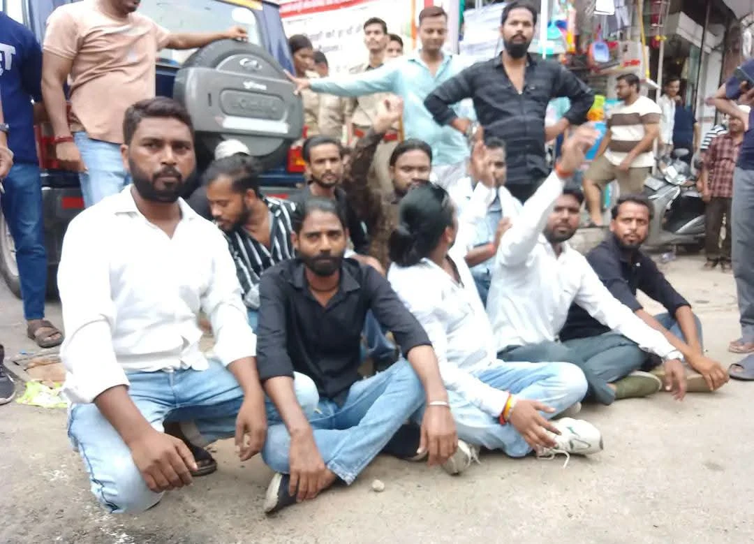 बिजली कटौती और गलत बिलों के विरोध में व्यापारियों का प्रदर्शन