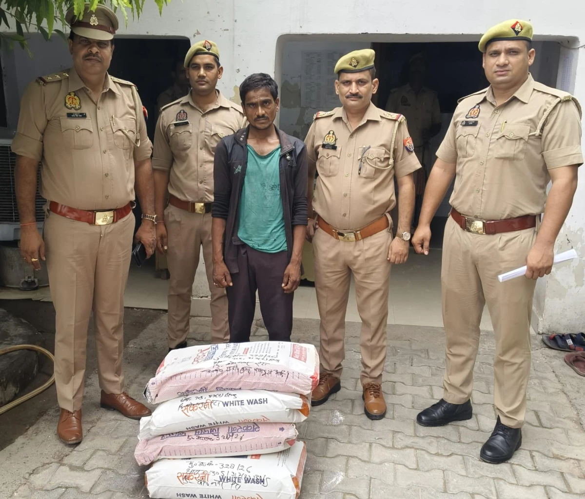 एटा में चोरी की चार बोरी पुट्टी सहित वांछित अभियुक्त गिरफ्तार
