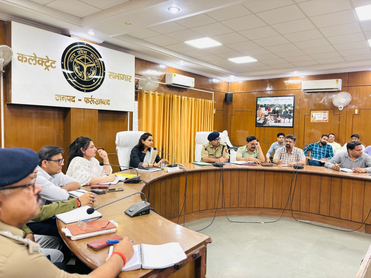 10 दिन में पूरी करें फायर, बिजली और भवन सुरक्षा के मानक, वरना होगी कार्रवाई: डीएम