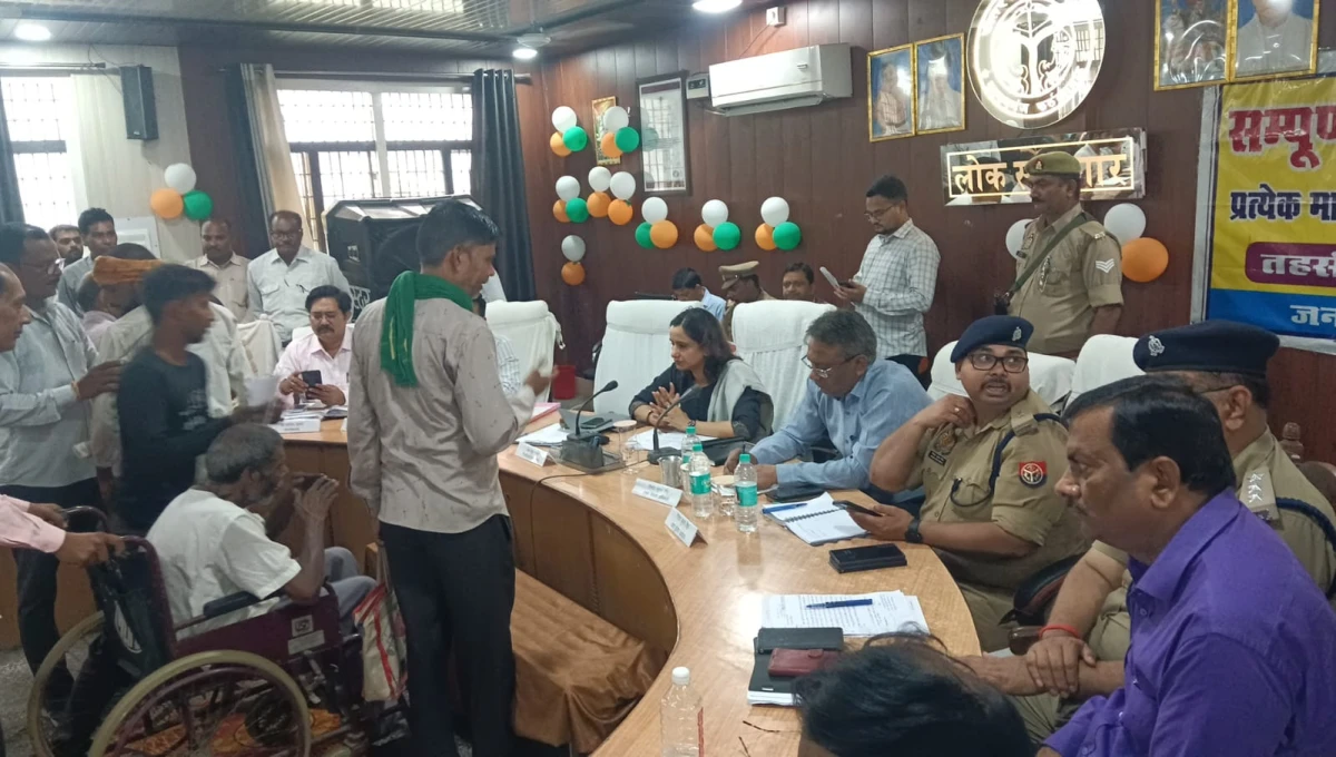 संपूर्ण समाधान दिवस में डीएम का सख्त संदेश: शिकायतों में लापरवाही बर्दाश्त नहीं, निस्तारण के दिए कड़े निर्देश