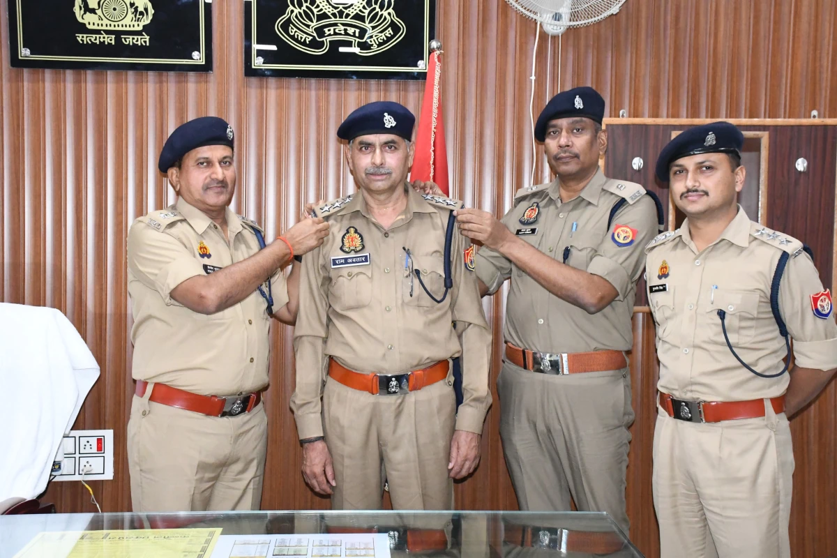 निरीक्षक राम अवतार पुलिस उपाधीक्षक (DYSP) पद पर पदोन्नत, अधिकारियों ने स्टार लगाकर किया सम्मानित