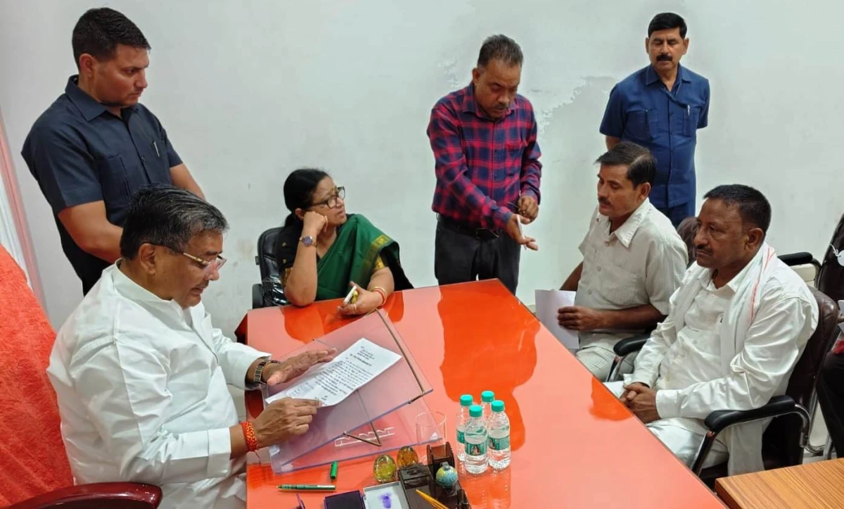 मैनपुरी में पर्यटन मंत्री ने सुनीं जन-समस्याएं, अधिकारियों को दिए समयबद्ध और निष्पक्ष निस्तारण के निर्देश