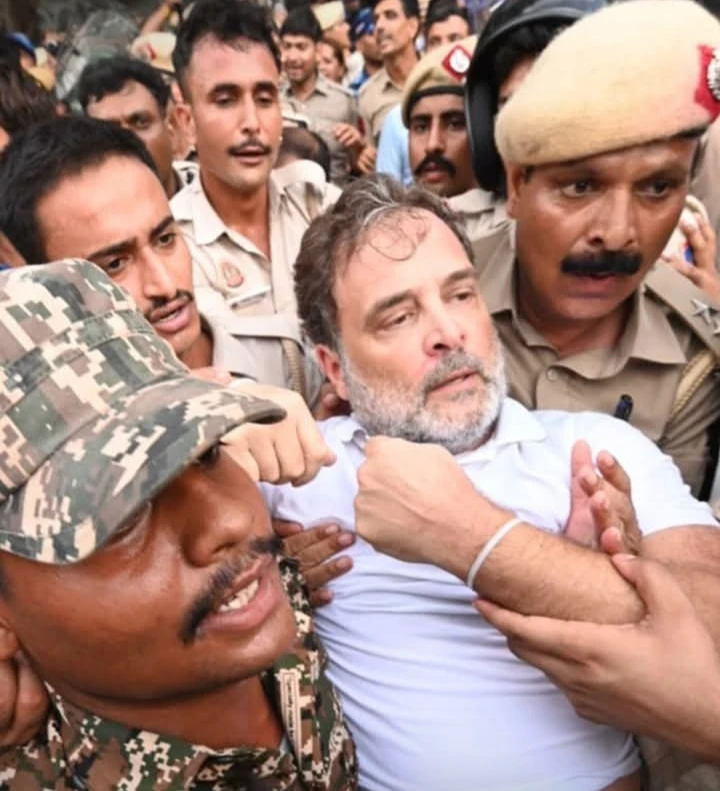 प्रधानमंत्री आवास के बाहर प्रदर्शन: राहुल गांधी हिरासत में, कांग्रेस नेताओं ने सरकार के खिलाफ जताया विरोध