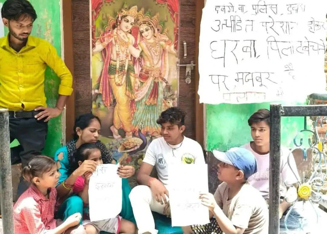 न्याय की चौखट पर टूटा भरोसा! पीड़िता ने घर पर टांगा 'मकान बिकाऊ' का पोस्टर, बोली— अब पलायन ही आखिरी रास्ता