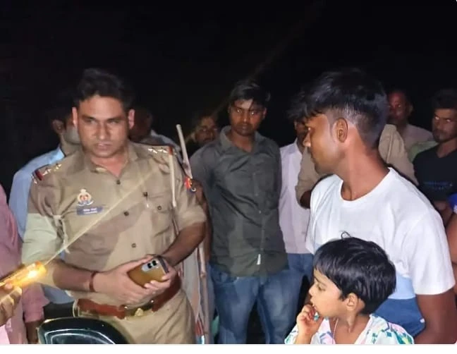 तमंचे के बल पर दंपती से जेवर-नकदी लूटी, मासूम को बनाया बंधक