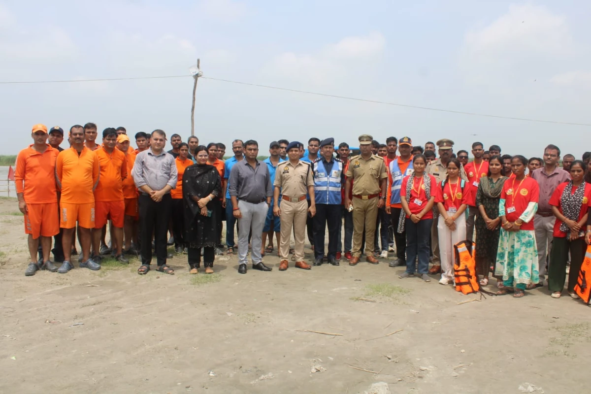 Kasganj news NDRF का बाढ़ एवं जल बचाव मॉक ड्रिल, आपदा प्रबंधन की तैयारियों का लिया जायजा