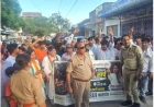 Kasganj news छात्रों पर लाठीचार्ज, राहुल गांधी की हिरासत के विरोध में हथकड़ी पहनकर निकले जिलाध्यक्ष, एनएसयूआई का प्रदर्शन 