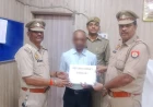 एटा पुलिस ने साइबर क्राइम टीम द्वारा 8,692.58 रुपए की  धनराशि पीड़ित के खाते में कराई गई वापस