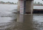 गंगा का बढ़ता जलस्तर, पांचाल घाट से पंडों ने सुरक्षित स्थानों पर पहुंचाया सामान