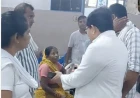 अस्पताल में CMS का छापा! गंदगी, बिना चादर के बेड और वार्ड में भीड़ देख भड़के 