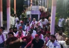 दिल्ली में अखिलेश यादव की हिरासत के विरोध में फर्रुखाबाद में सपा का धरना-प्रदर्शन