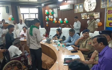संपूर्ण समाधान दिवस में डीएम का सख्त संदेश: शिकायतों में लापरवाही बर्दाश्त नहीं, निस्तारण के दिए कड़े निर्देश