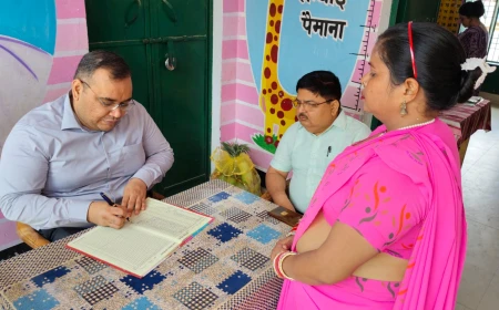 Kasganj news आंगनबाड़ी केंद्र का जिलाधिकारी ने किया स्थलीय निरीक्षण।