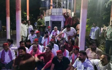 दिल्ली में अखिलेश यादव की हिरासत के विरोध में फर्रुखाबाद में सपा का धरना-प्रदर्शन