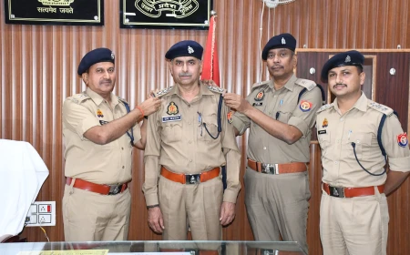 निरीक्षक राम अवतार पुलिस उपाधीक्षक (DYSP) पद पर पदोन्नत, अधिकारियों ने स्टार लगाकर किया सम्मानित